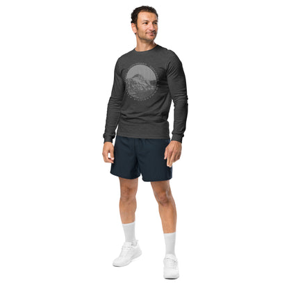 Im Bild sehen wir das Säntis-T-Shirt mit langen Ärmeln getragen von einem Sportler mit kurzen schwarzen Hosen, weissen Socken und weissen Turnschuhen.