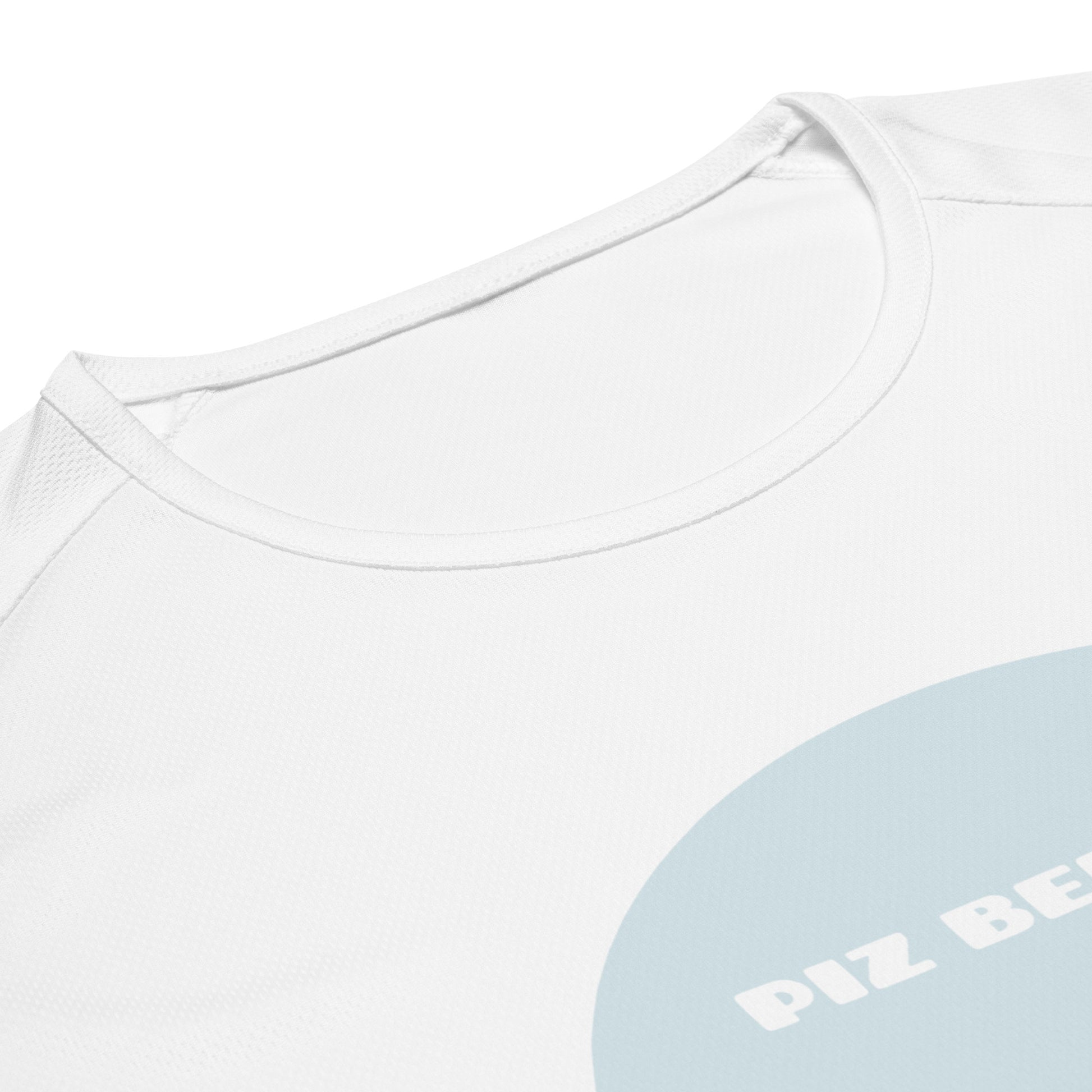 Kratenpartie eines weissen Sport-Shirts. Der Aufdruck des Piz Bernina ist teilweise sichtbar.