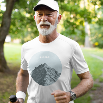 Beim Laufen trägt dies Herr gerne sein Trainingsshirt mit dem blauen Aufdruck des Piz Ela.