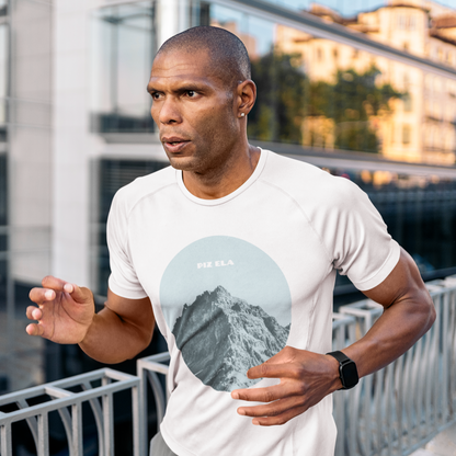 Bei seine Lauftraining trägt dieser Jogger gerne sein weisses Herren-Sport-Shirt mit dem Piz-Ela-Print in Blau.