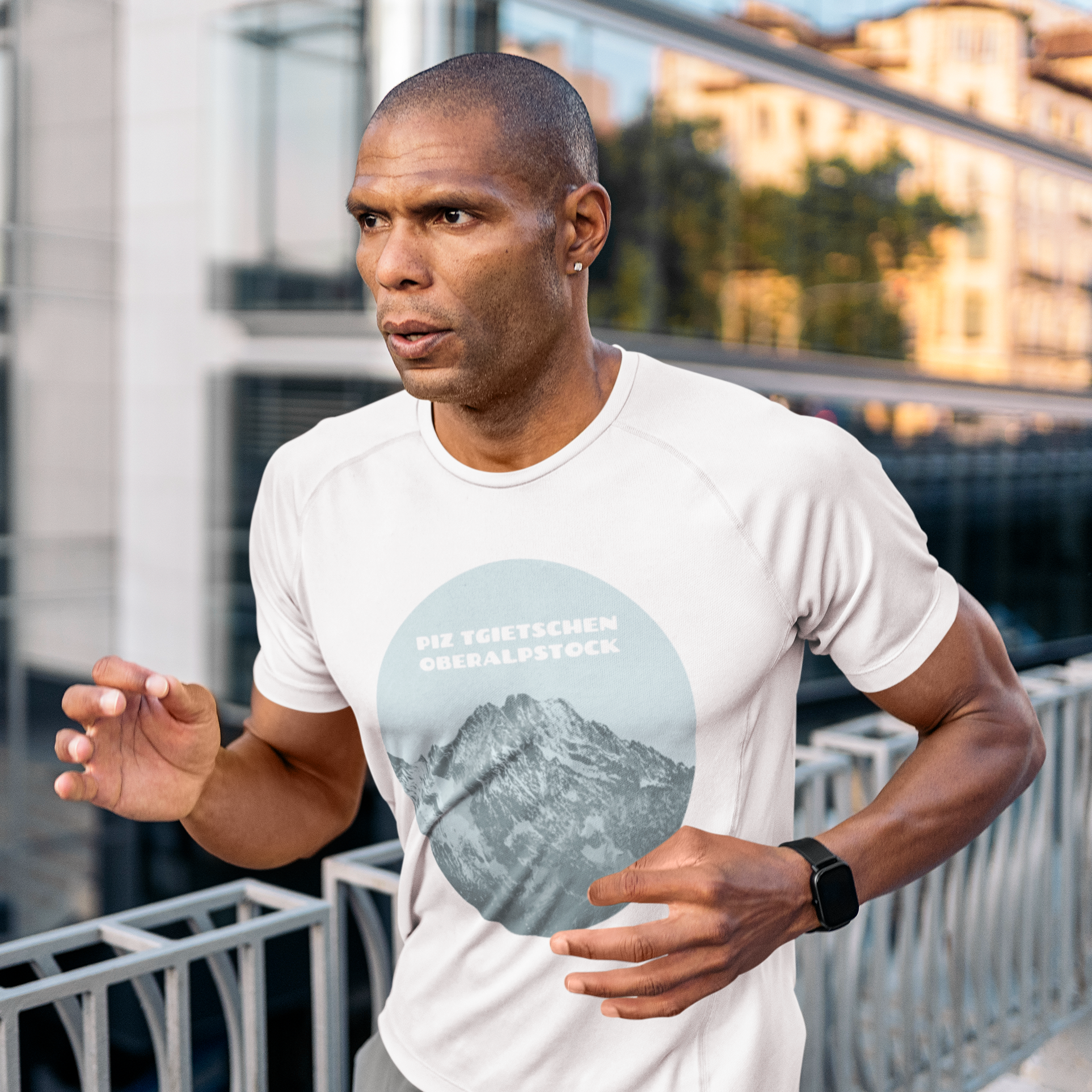 Laufsportler in weissem Herren-Sport-Shirt mit einem Print, der den Oberalpstock zeigt.