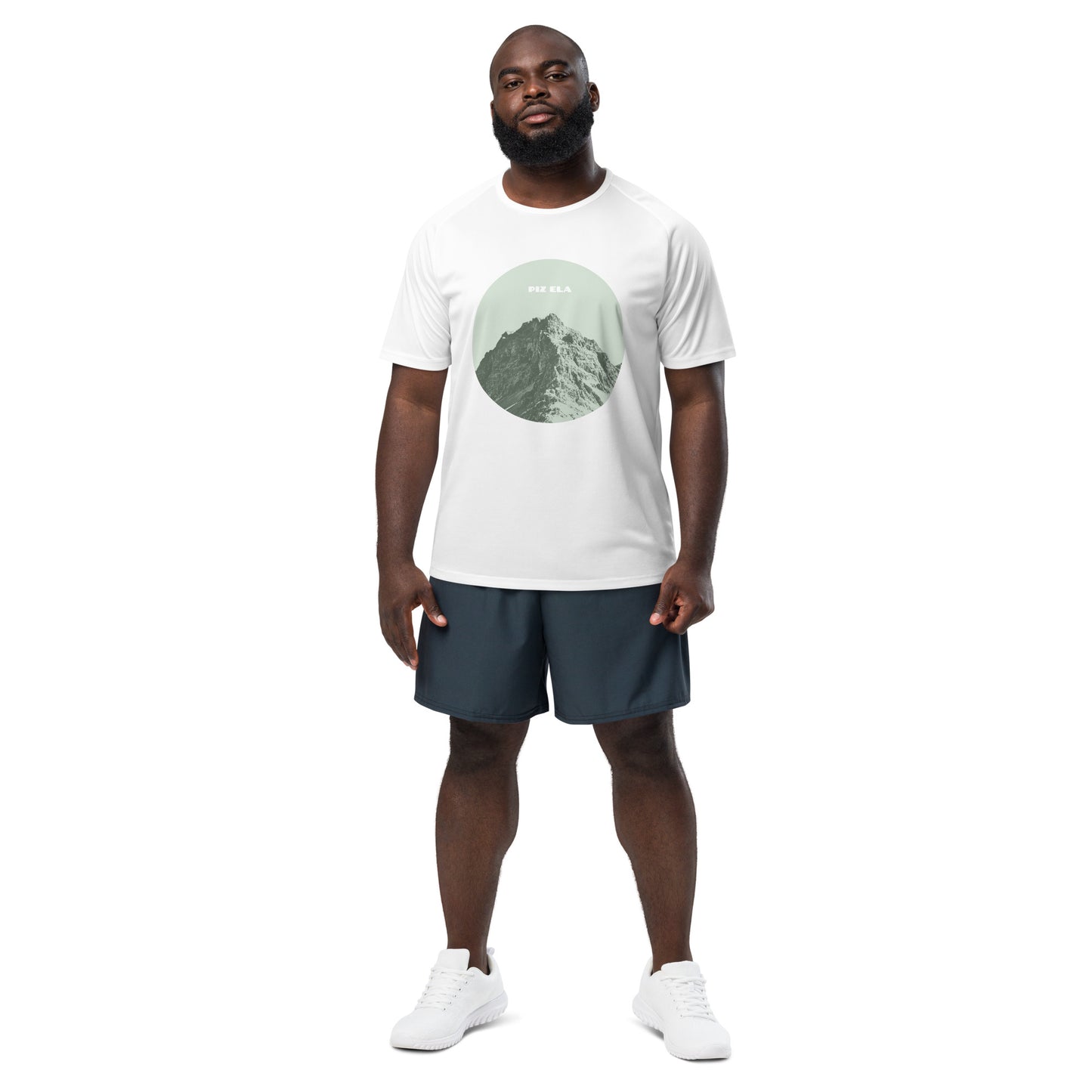 Sportler in weissem Herren-Sport-Shirt mit Piz Ela und dunkelgrauen Shorts, weissen Turnschuhen.