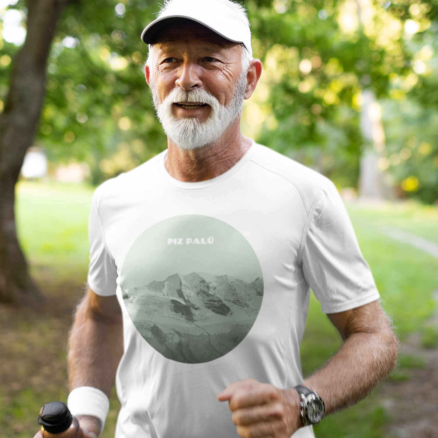 Älterer Läufer mit weissem Herren-Sport-Shirt mit grünem Aufdruck, der den Piz Palü zeigt.