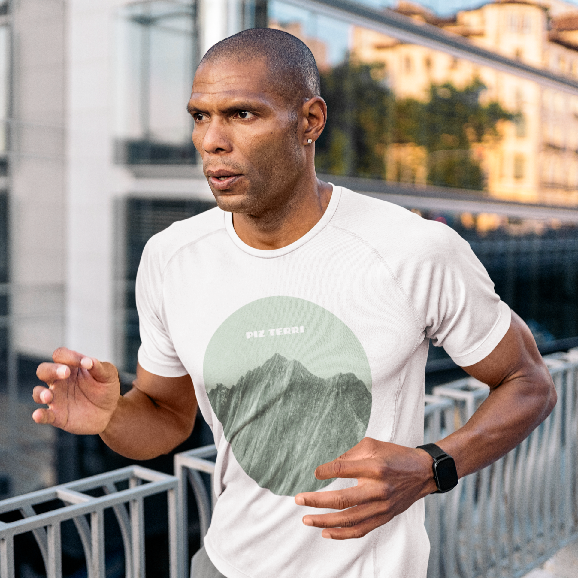 Laufsportler mit Herren-Sport-Shirt mit einem grünen Aufdruck, der den Piz Terri zeigt.