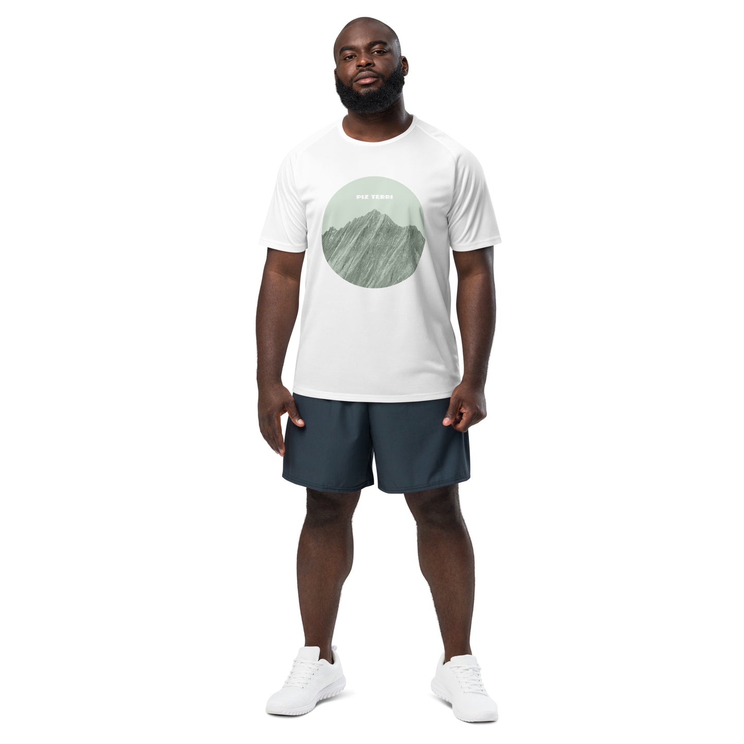 Sportler in Trainingskleidung. Er trägt ein weisses Herren-Sport-Shirt mit dem Piz Terri, dunkelgraue Shorts und weisse Turnschuhe.