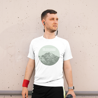 Junger Mann  mit weissem Herren-Sport-Shirt mit einem grünen Print mit Oberalpstock.