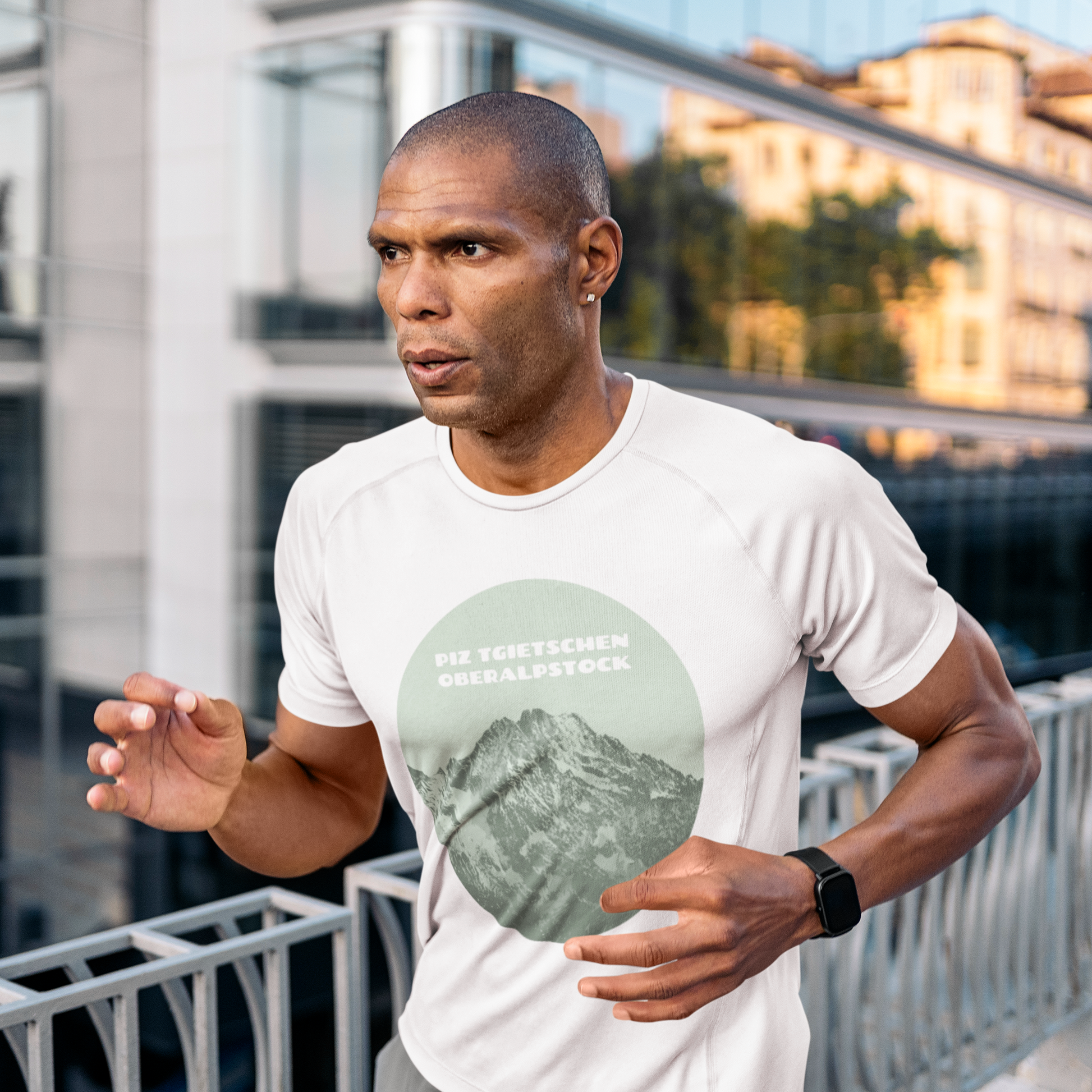 Laufsportler mit weissem Herren-Sport-Shirt mit grünem Print, der den Oberalpstock zeigt.