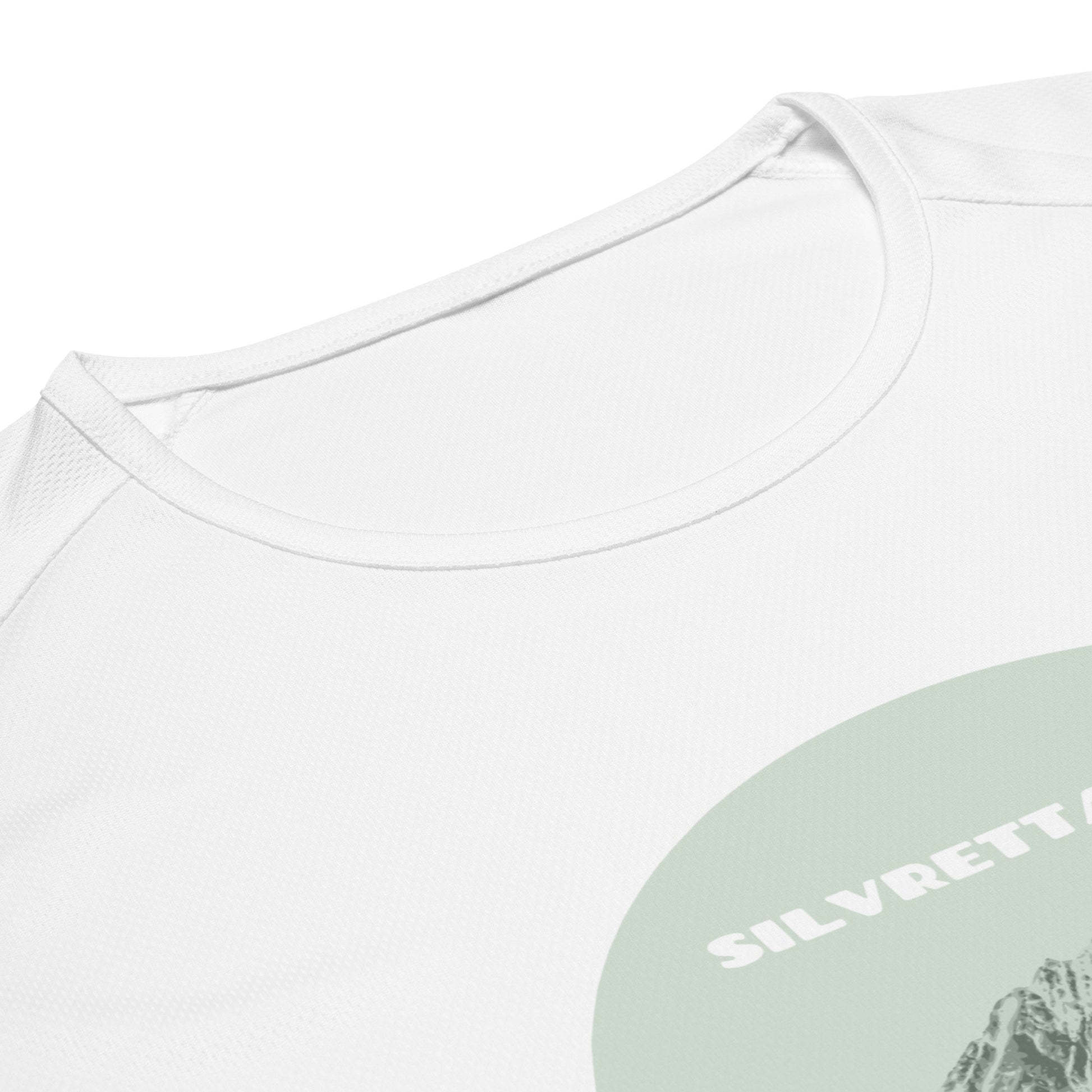 Kragenpartie eines weissen Herren-Sport-Shirts mit einem Aufdruck, der das Silvrettahorn zeigt.