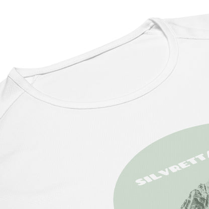 Kragenpartie eines weissen Herren-Sport-Shirts mit einem Aufdruck, der das Silvrettahorn zeigt.