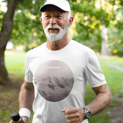 Dieser Mann mit weissem Bart trägt ein Trainingsshirt mit Piz Palü.