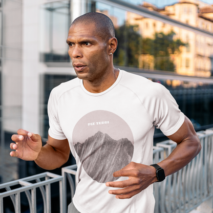 Laufsportler beim Training. Er trägt ein Herren-Sport-Shirt mit Piz Terri.