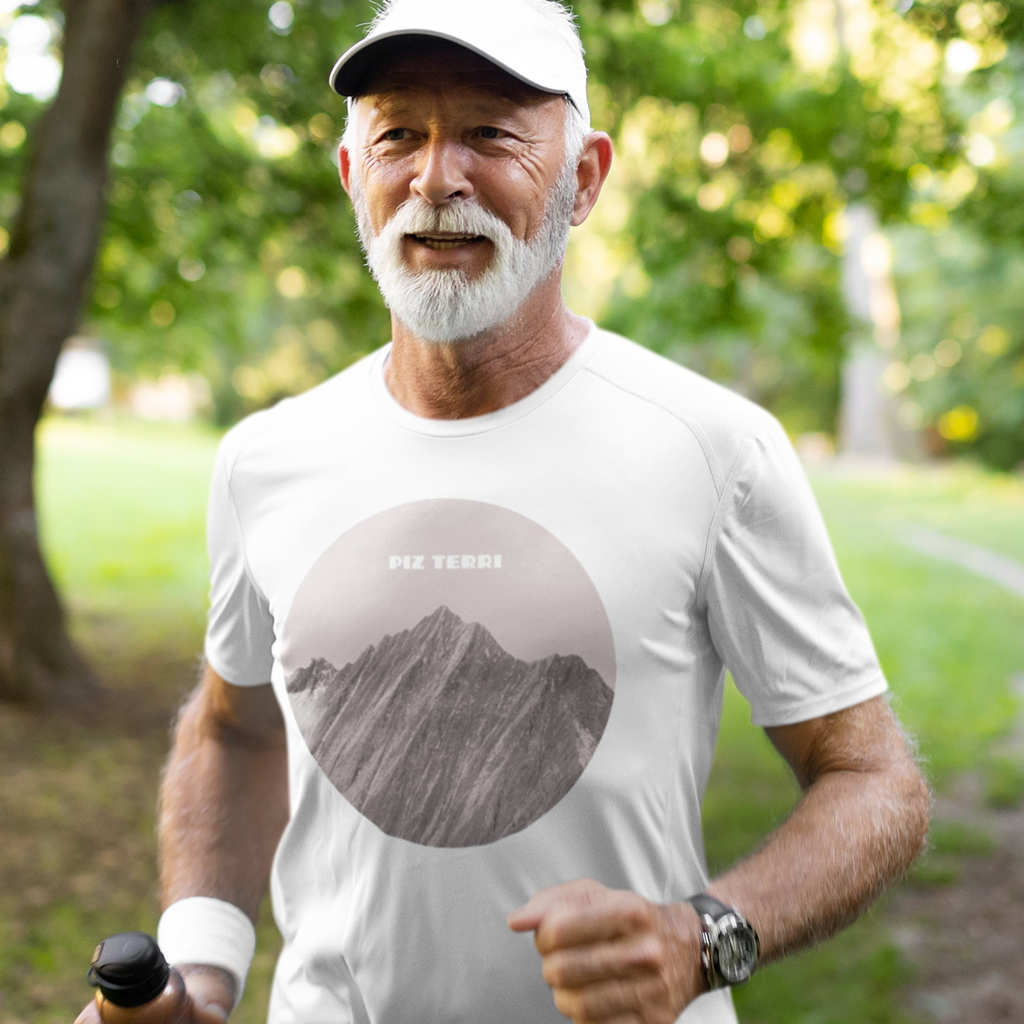 Reifer Laufsportler mit weissem Trainingsshirt, dass den Piz Terri zeigt.