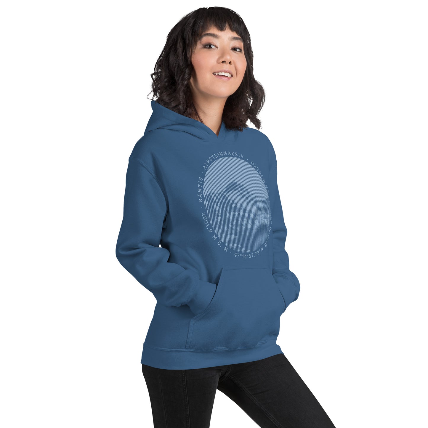 Diese Naturfreundin trägt einen indigoblauen Hoodie von Vallada mit einem Aufdruck des Säntis-Gipfels. Dieses Hoodie ist ein Ausdruck ihres Enthusiasmus für die Region des Alpsteins.