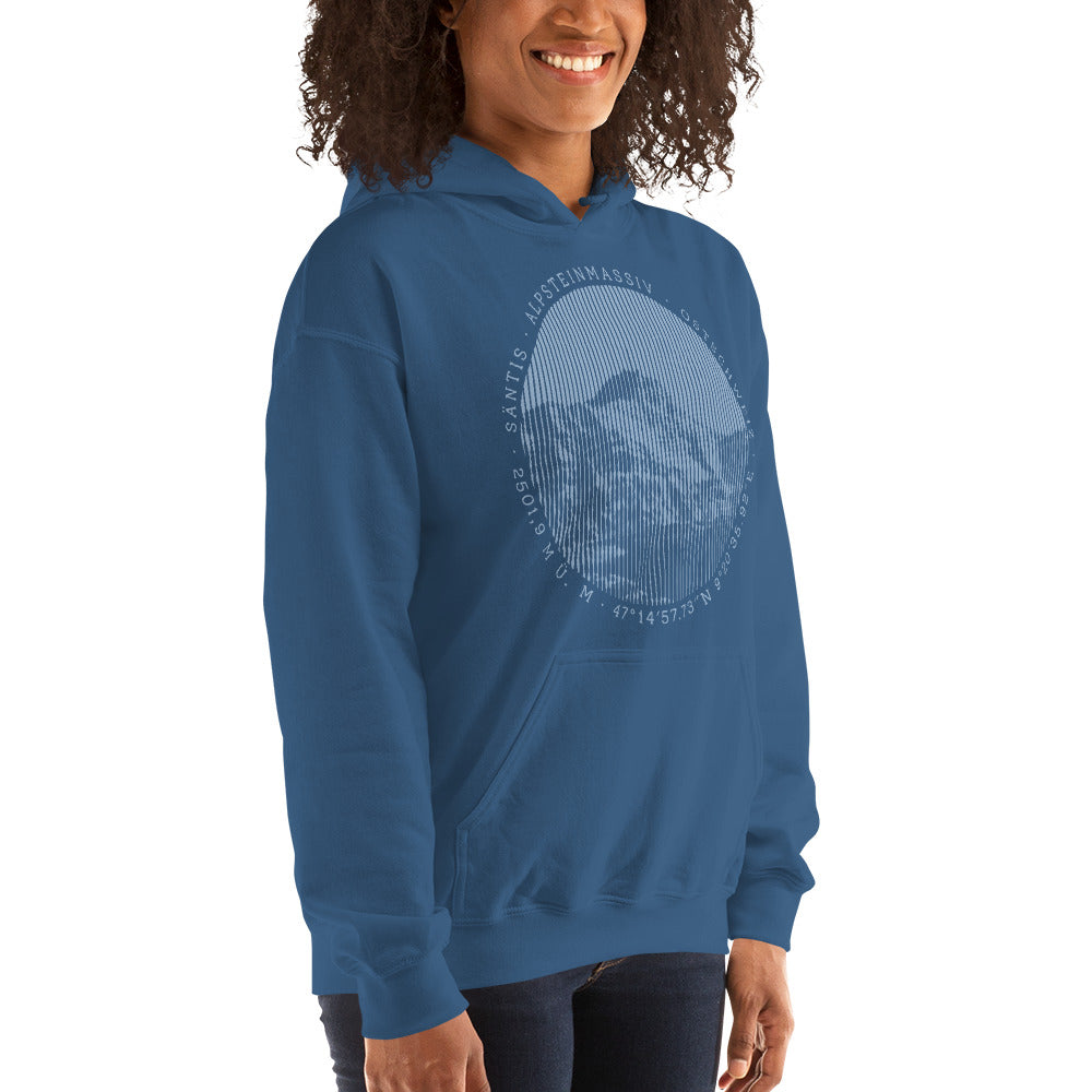 Diese Bergenthusiastin trägt einen indigoblauen Hoodie aus der Säntis-Collection von Vallada mit einem Säntis-Print. Das erinnert sie bei jedem Tragen an ihre Bergtouren in dieser einmaligen Bergwelt mit seiner grandiosen Natur und die schöne Zeit mit den Freunden.