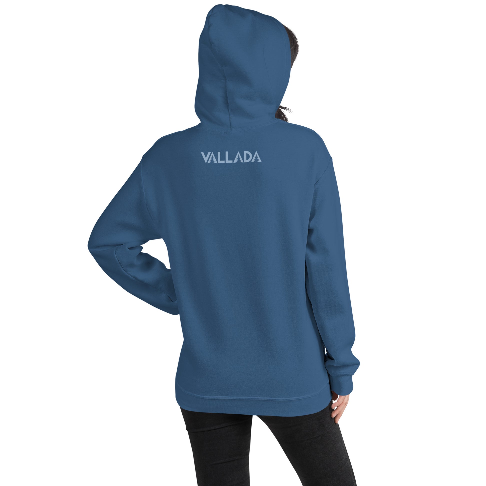 Diese Wanderfreundin trägt einen Indigoblauen Hoodie aus der Säntis-Collection von Vallada. Sie steht mit dem Rücken zur Kamera, so dass wir das Vallada-Logo sehen.