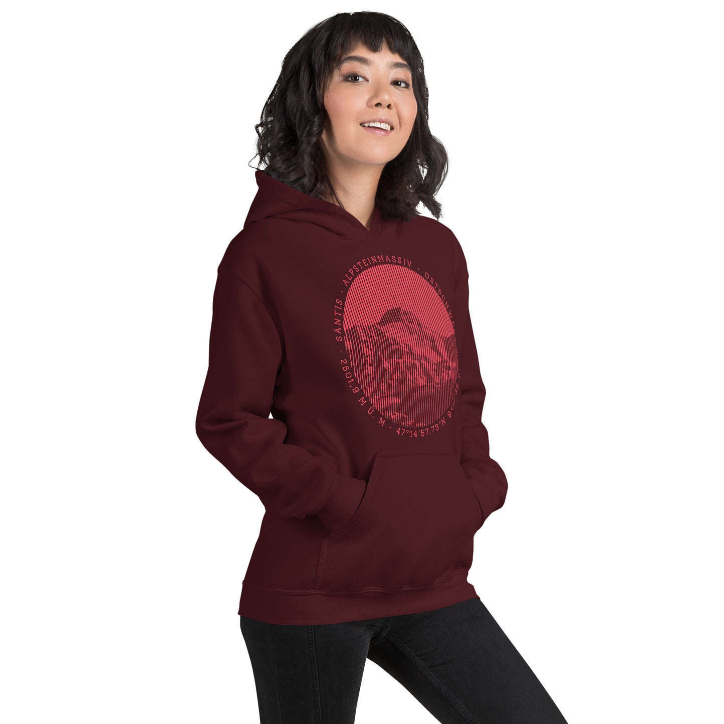 Diese Naturfreundin trägt einen kastanienbraunen Hoodie von Vallada mit einem Aufdruck des Säntis-Gipfels. Dieses Hoodie ist ein Ausdruck ihres Enthusiasmus für die Region des Alpsteins.