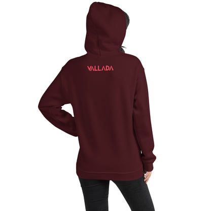 Diese Wanderfreundin trägt einen kastanienbraunen Hoodie aus der Säntis-Collection von Vallada. Sie steht mit dem Rücken zur Kamera, so dass wir das Vallada-Logo sehen.