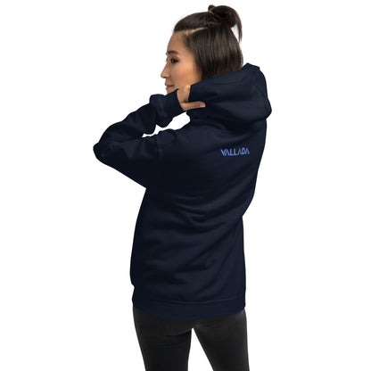 Damen Hoodie Säntis in Navyblau mit Vallada-Logo auf dem Rücken, getragen von einer Wanderin.