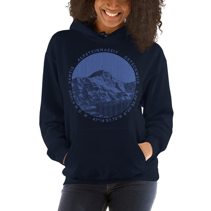 Navyblauer Damen Hoodie mit Säntis-Gipfel-Aufdruck, getragen von einer Frau, die den Berg besteigt.