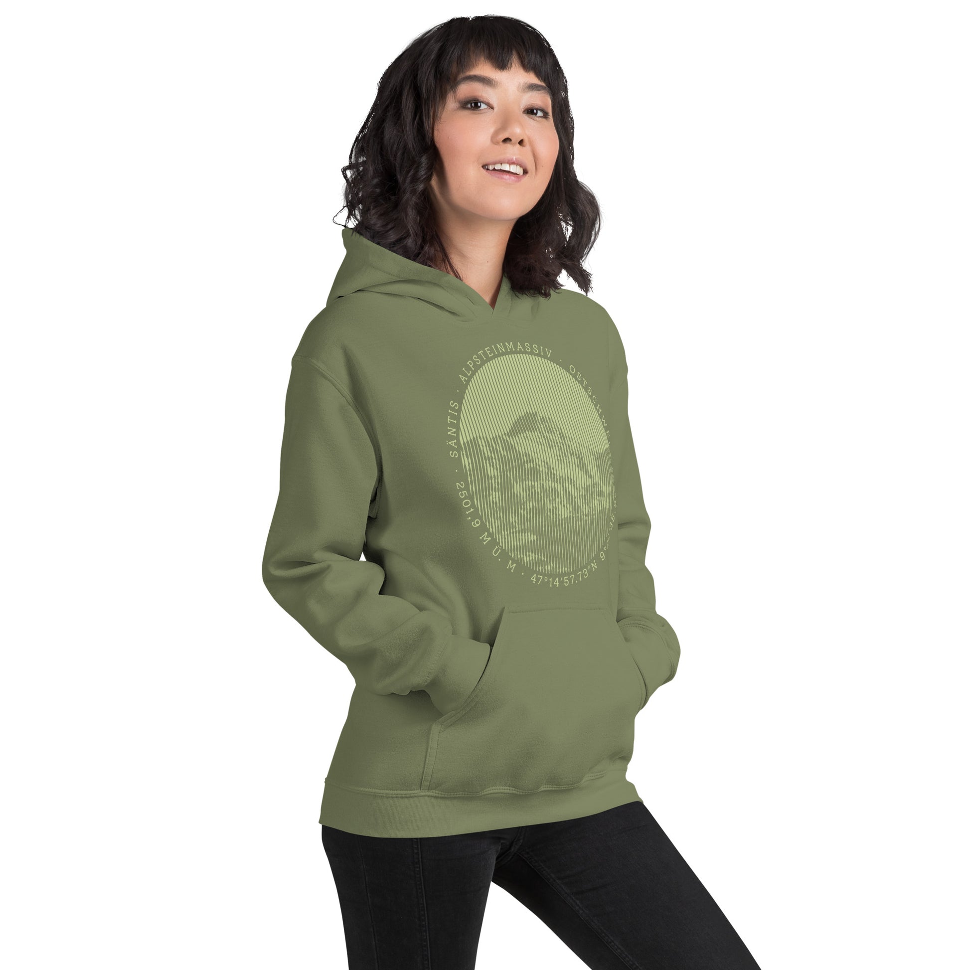 Diese Bergfreundin trägt einen olivgrünen Hoodie von Vallada mit einem Aufdruck des Säntis-Gipfels. Damit drückt die Wanderfreundin ihre Liebe zu den Alpen und dem Alpstein-Gebirge im Besonderen aus.