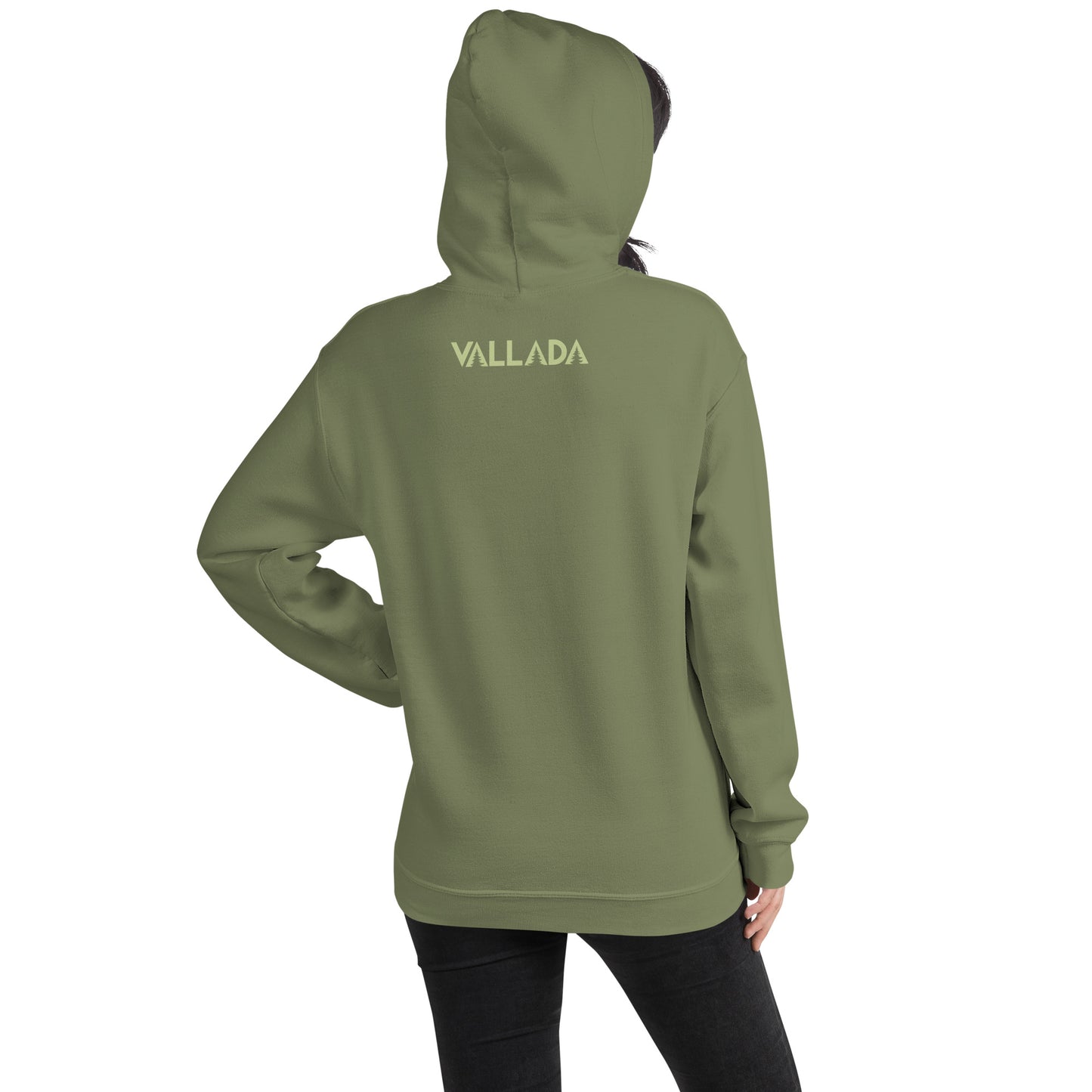 Unsere Wanderfreundin trägt einen coolen, olivgrünen Hoodie aus der Säntis-Collection von Vallada. Sie steht mit dem Rücken zur Kamera, so dass wir das Vallada-Logo sehen.