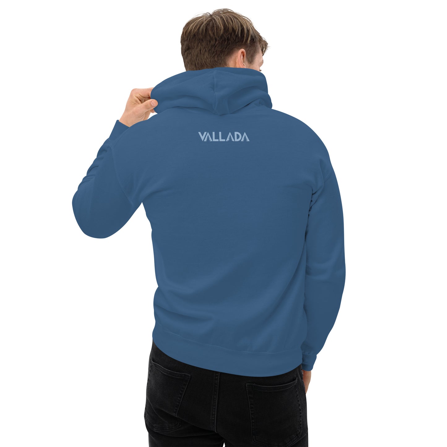 Dieser Wanderfreund trägt ein indigoblauen Herren Hoodie aus der Säntis-Collection von Vallada. Er steht mit dem Rücken zur Kamera, so dass wir das Vallada-Logo sehen.