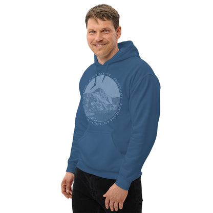 Dieser Bergbegeisterte trägt ein indigoblauen Hoodie für Männer von Vallada mit einem Aufdruck des Säntis-Gipfels. Dieses T-Shirt ist ein Statement für seinen Enthusiasmus für diesen Berg in den Appenzeller Alpen.