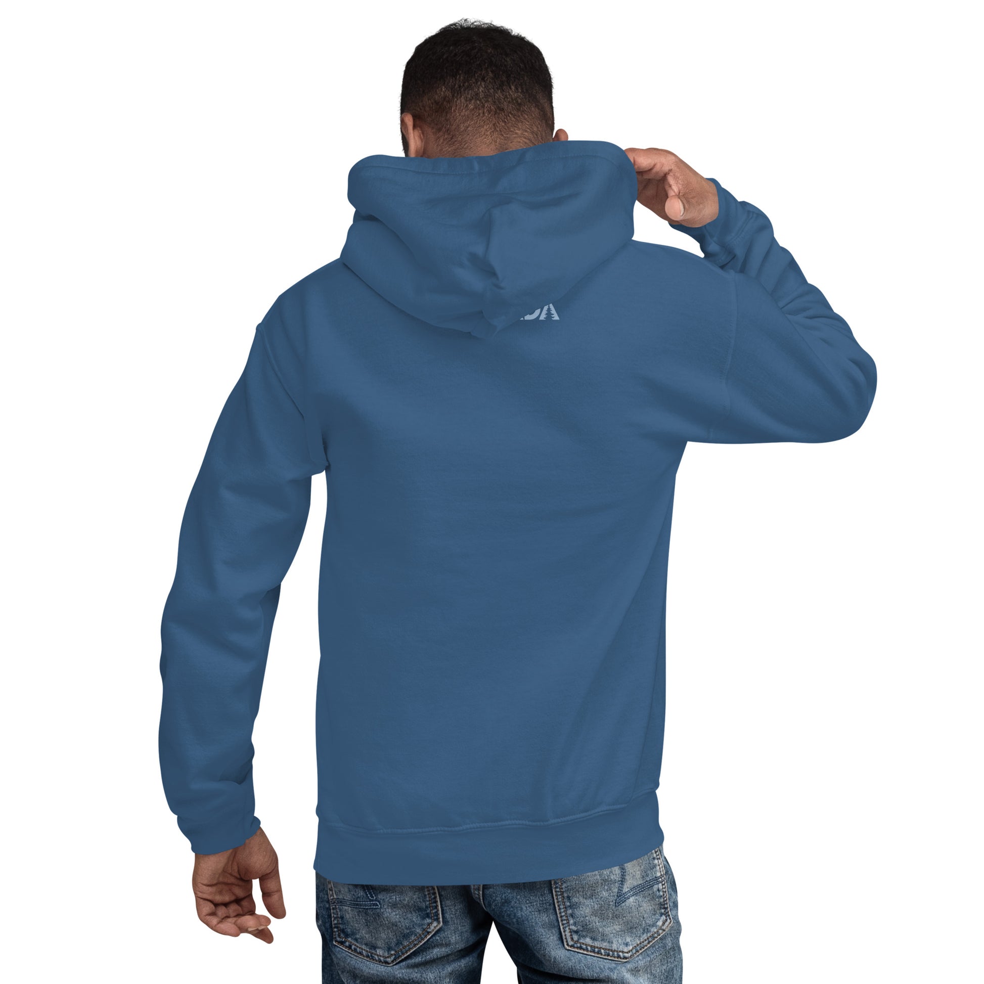 Dieser Wanderfreund trägt ein indigoblauen Herren Hoodie aus der Säntis-Collection von Vallada. Er steht mit dem Rücken zur Kamera, so dass wir die Rückseite des Hoodies sehen können.