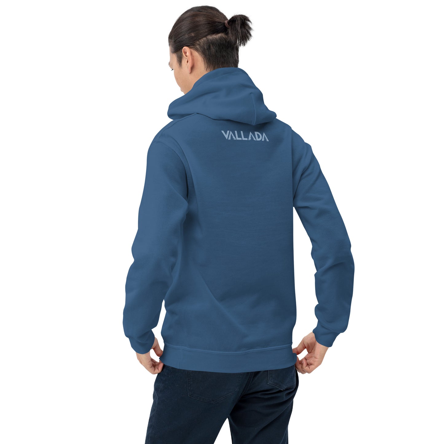 Dieser Wanderfreund trägt ein indigoblauen Herren Hoodie aus der Säntis-Collection von Vallada. Er steht mit dem Rücken zur Kamera, so dass wir das Vallada-Logo sehen.