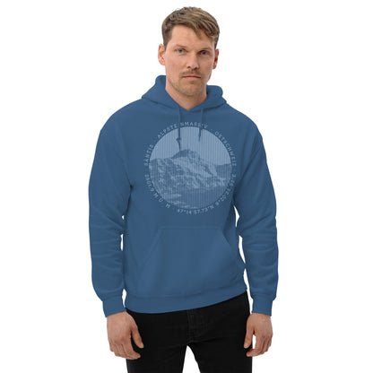 Dieser Naturfreund trägt ein indigoblauen Hoodie von Vallada mit einem Aufdruck des Säntis-Gipfels. Dieses T-Shirt ist ein Ausdruck seines Enthusiasmus für die Region des Alpsteins.