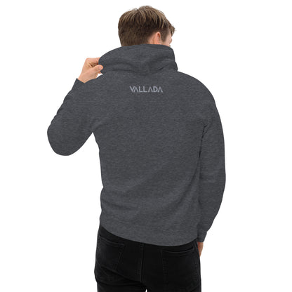 Dieser Wanderfreund trägt ein dunkelgrau meliertes Herren Hoodie aus der Säntis-Collection von Vallada. Er steht mit dem Rücken zur Kamera, so dass wir das Vallada-Logo sehen.