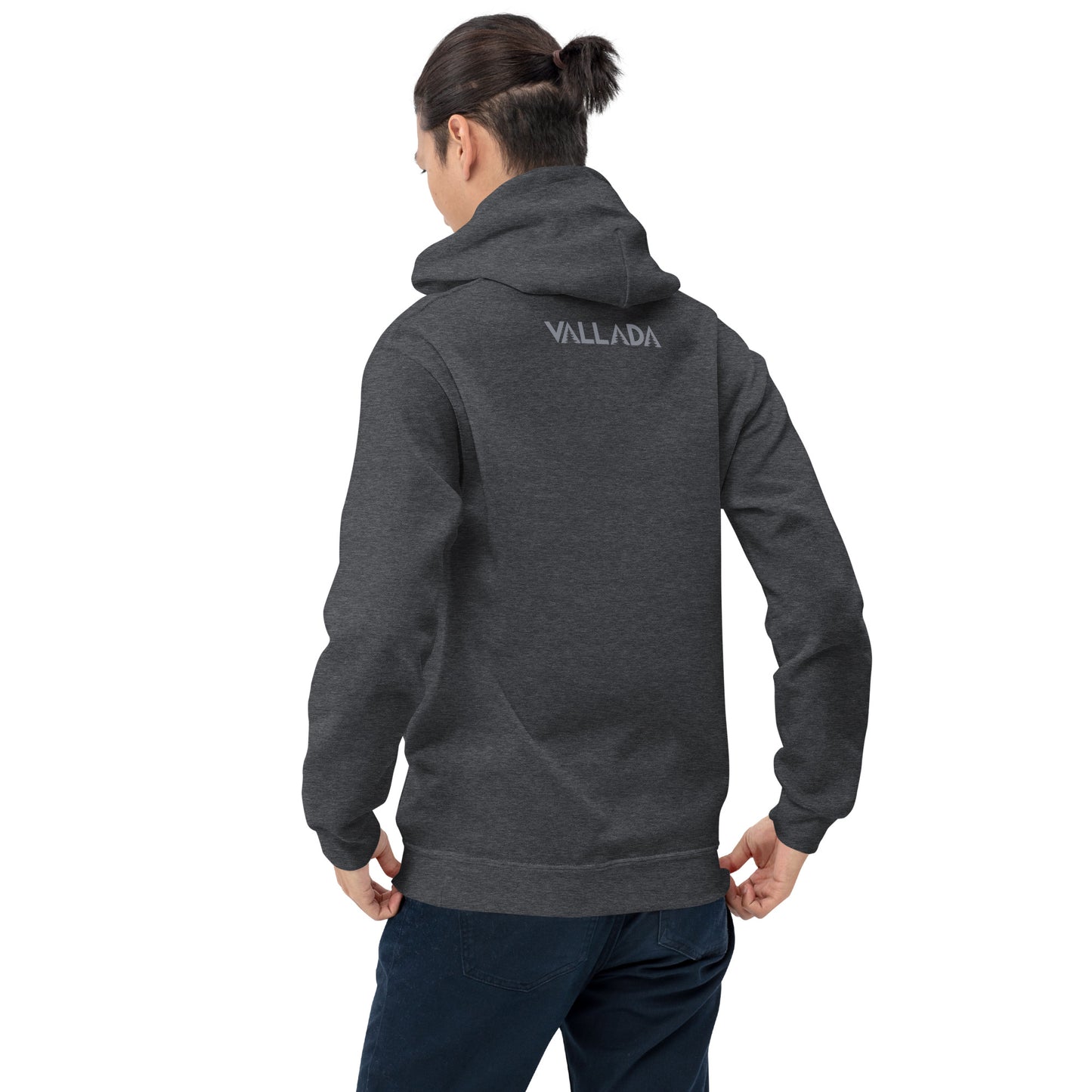 Dieser Wanderfreund trägt ein dunkelgrau meliertes Herren Hoodie aus der Säntis-Collection von Vallada. Er steht mit dem Rücken zur Kamera, so dass wir das Vallada-Logo sehen.