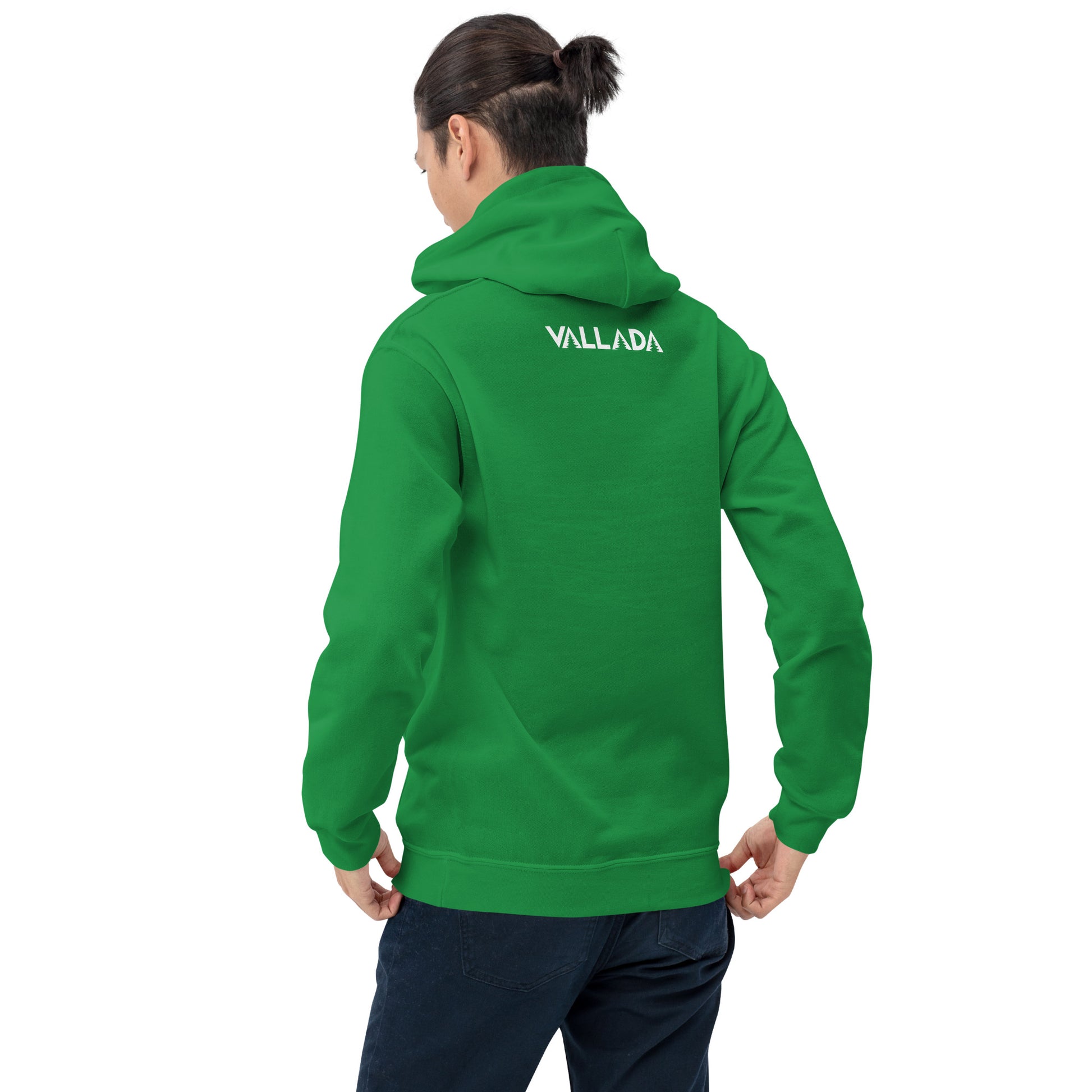 Dieser Herr trägt einen grün-weissen Hoodie von Vallada. Er steht mit dem Rücken zur Kamera, so dass wir das Vallada-Logo sehen.