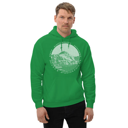 Dieser Espen-Fan trägt einen grün-weissen Hoodie für Männer aus der Säntis-Collection von Vallada. Der Hoodie mit Säntis-Print in den Farben des FCSG ist ein Lieblingsstück dieses Fussball-Fans.