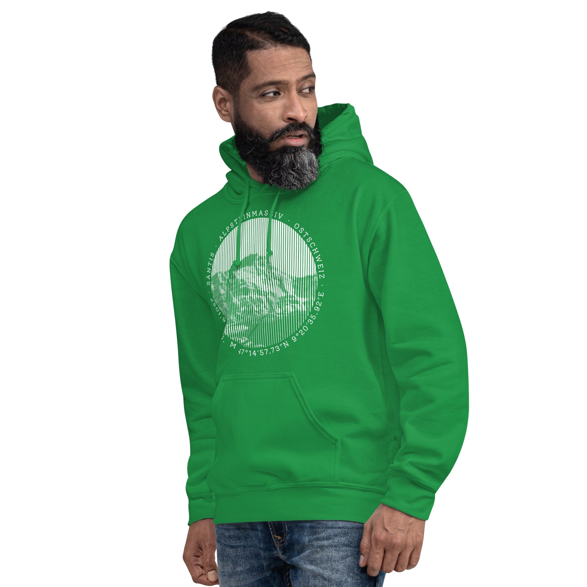 Dieser bärtige Fussballenthusiast in seinem grün-weissen Hoodie ist perfekt gekleidet für den Besuch im Kybunpark.