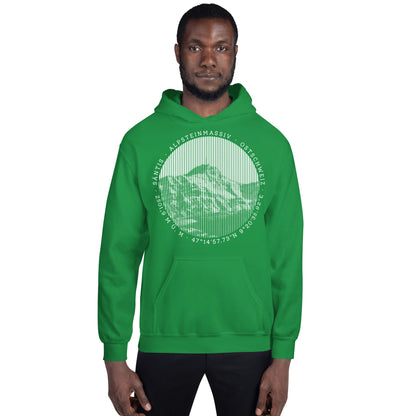 Dieser FCSG-Fan trägt einen grün-weissen Herren Hoodie aus der Säntis-Collection von Vallada. Der Hoodie ist mit dem Säntis bedruckt, der genau wie der FC St. Gallen eine Ikone der Ostschweiz ist.