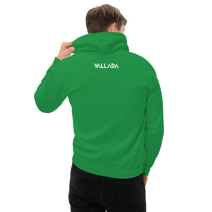 Dieser Herr trägt einen grün-weissen Hoodie von Vallada. Er steht mit dem Rücken zur Kamera, so dass wir das Vallada-Logo sehen.