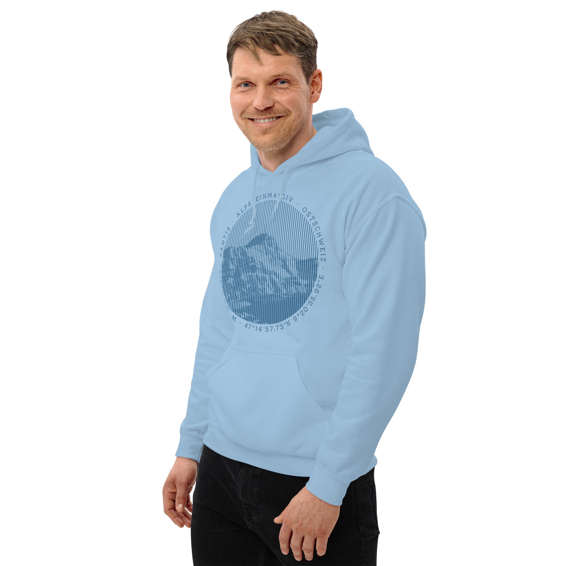 Dieser Bergfreund trägt ein hellblaues Hoodie für Herren von Vallada mit einem Aufdruck des Säntis-Gipfels. Damit drückt er seine Liebe zu den Alpen und dem Alpstein-Gebirge im Besonderen aus.