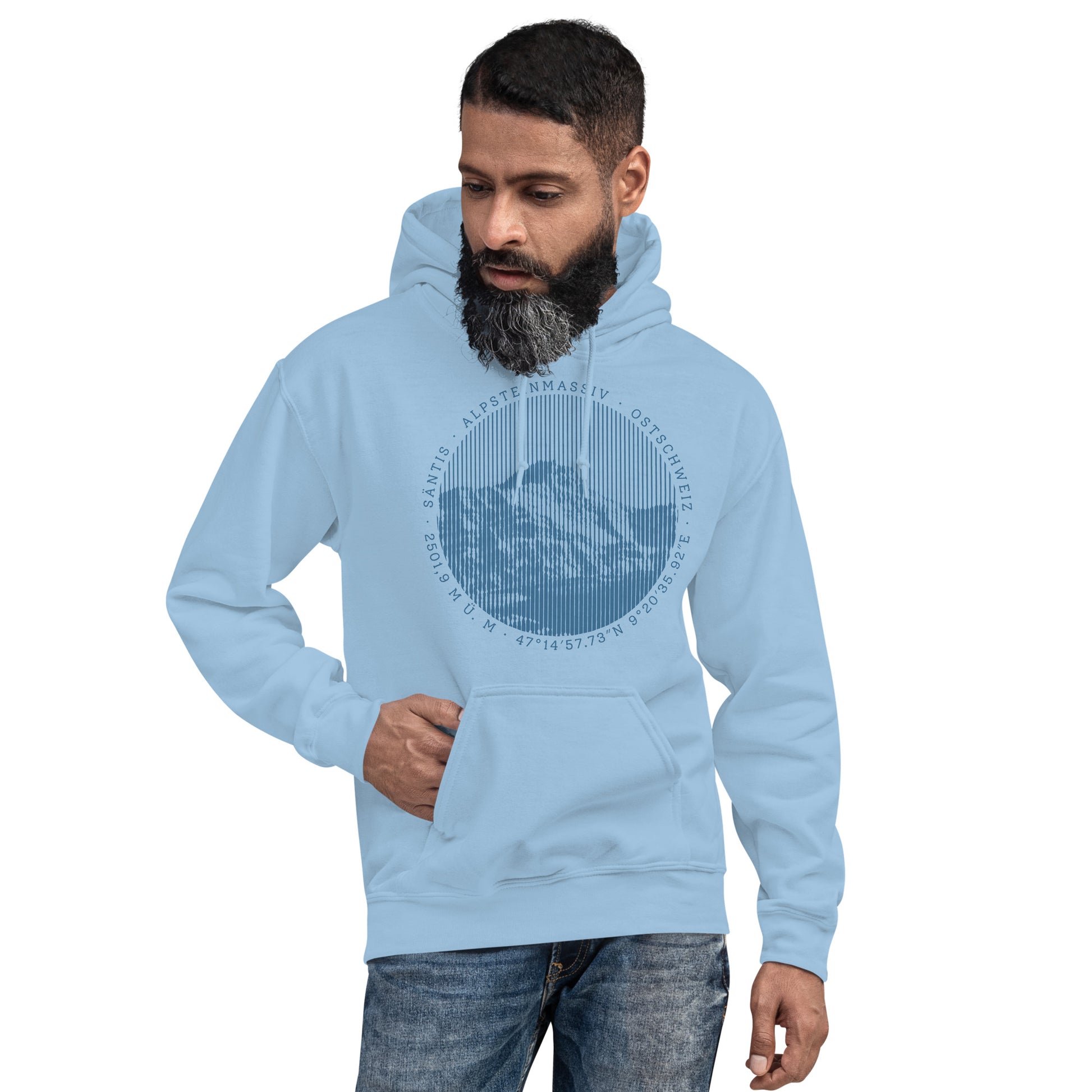 Dieser Naturfreund trägt ein hellblaues Hoodie von Vallada mit einem Aufdruck des Säntis-Gipfels. Dieses T-Shirt ist ein Ausdruck seines Enthusiasmus für die Region des Alpsteins.