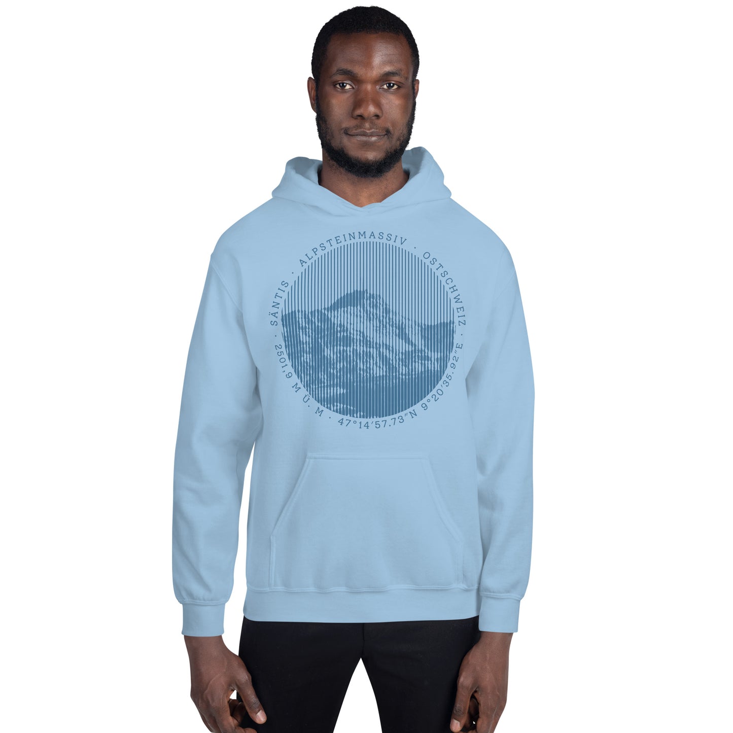 Dieser Wanderfreund trägt ein hellblaues Herren Hoodie aus der Säntis-Collection von Vallada. Er steht mit dem Rücken zur Kamera, so dass wir die Rückseite des Hoodies sehen können.