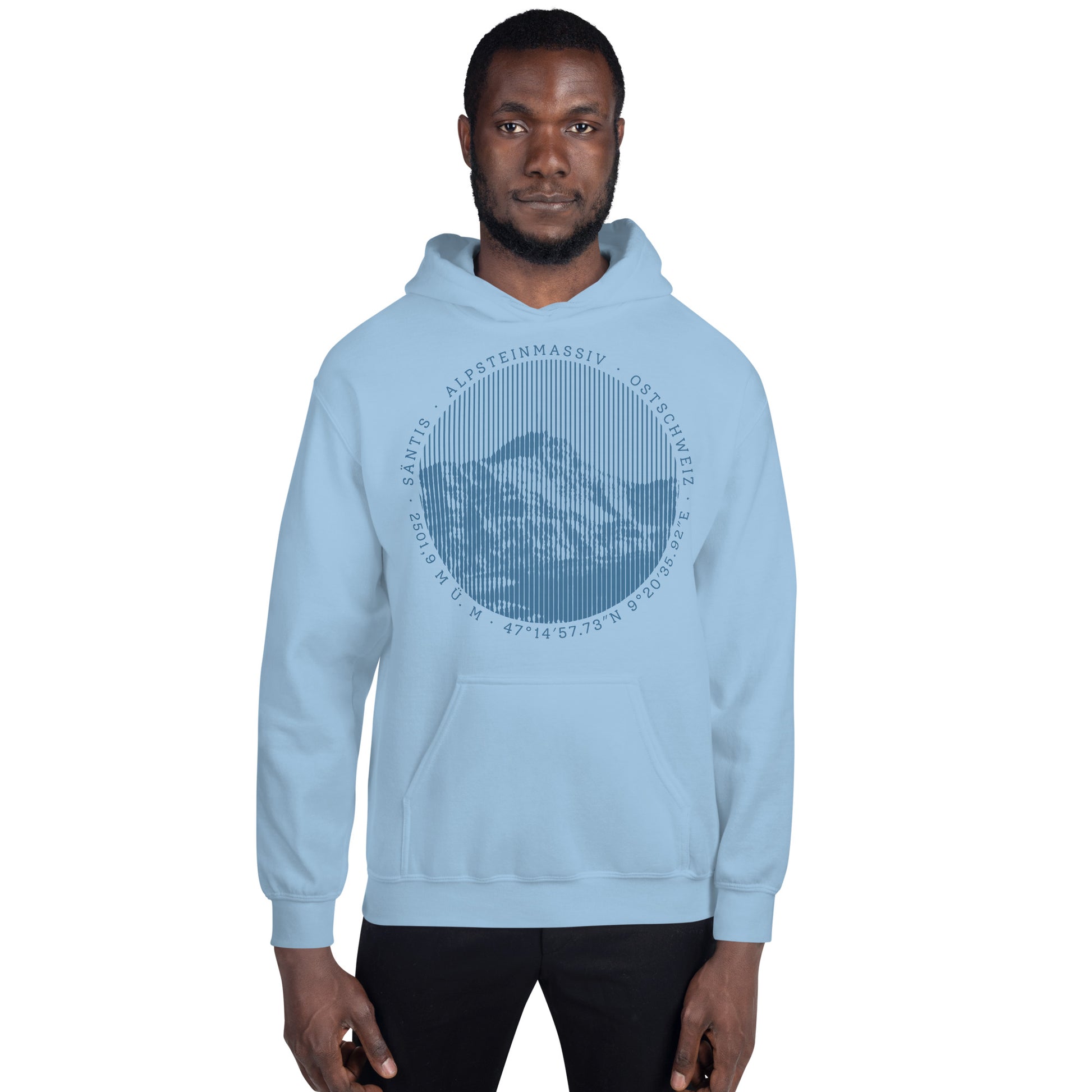 Dieser Wanderfreund trägt ein hellblaues Herren Hoodie aus der Säntis-Collection von Vallada. Er steht mit dem Rücken zur Kamera, so dass wir die Rückseite des Hoodies sehen können.