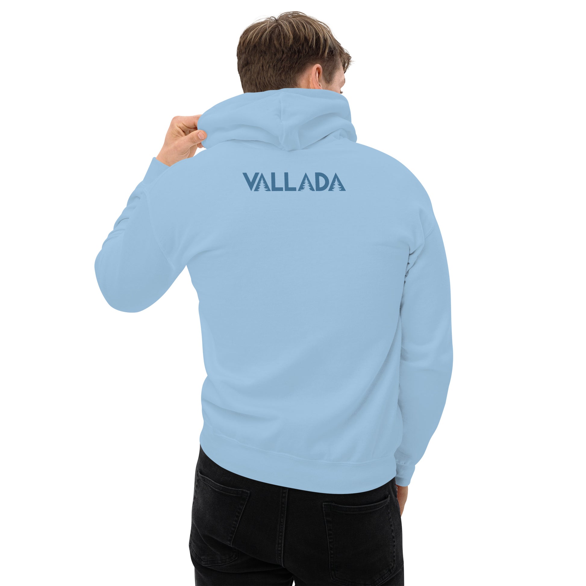 Dieser Wanderfreund trägt ein hellblaues Herren Hoodie aus der Säntis-Collection von Vallada. Er steht mit dem Rücken zur Kamera, so dass wir das Vallada-Logo sehen.