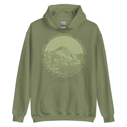 Olivgrüner Herren Hoodie. Der Print zeigt den Säntis, einen legendären Berggipfel in den Appenzeller Alpen in der Ostschweiz.