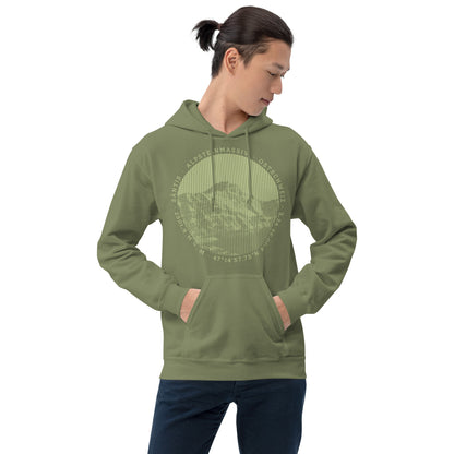 Dieser Naturfreund trägt einen olivgrünen Herren T-Shirt von Vallada mit einem Aufdruck des Säntis-Gipfels. Dieses T-Shirt ist ein Ausdruck seines Enthusiasmus für die Region des Alpsteins.