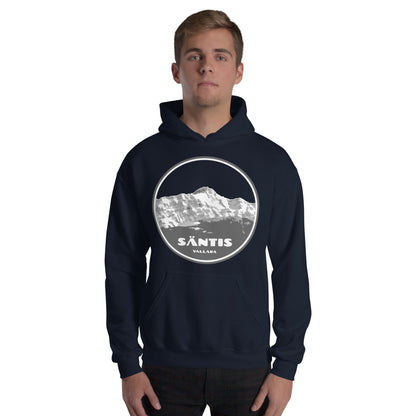 Einen navyblauen Kapuzenpullover führt uns dieser junge Bergfreund mit viel Stolz vor. Der Print auf dem Hoodie zeigt den Säntis, einen  Berg in der Ostschweiz.