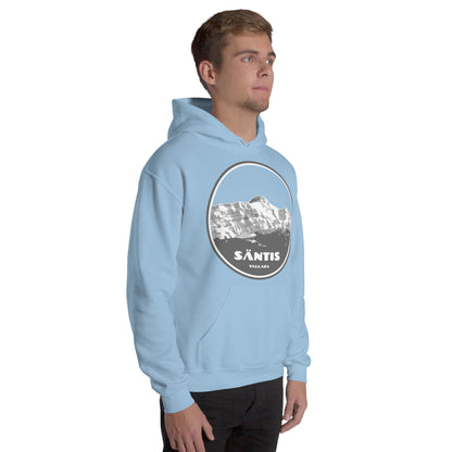 Blauer Hoodie mit Säntis-Print getragen von Martin, der sich riesig über den Hoodie freut, den er geschenkt bekommen hat.