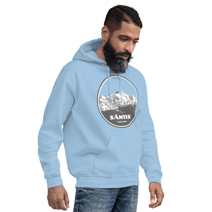 Marc mit seinem hellblauen Hoodie, den er geschenkt bekommen hat. Kapuzenpullover sind ideale Geschenke für Männer.