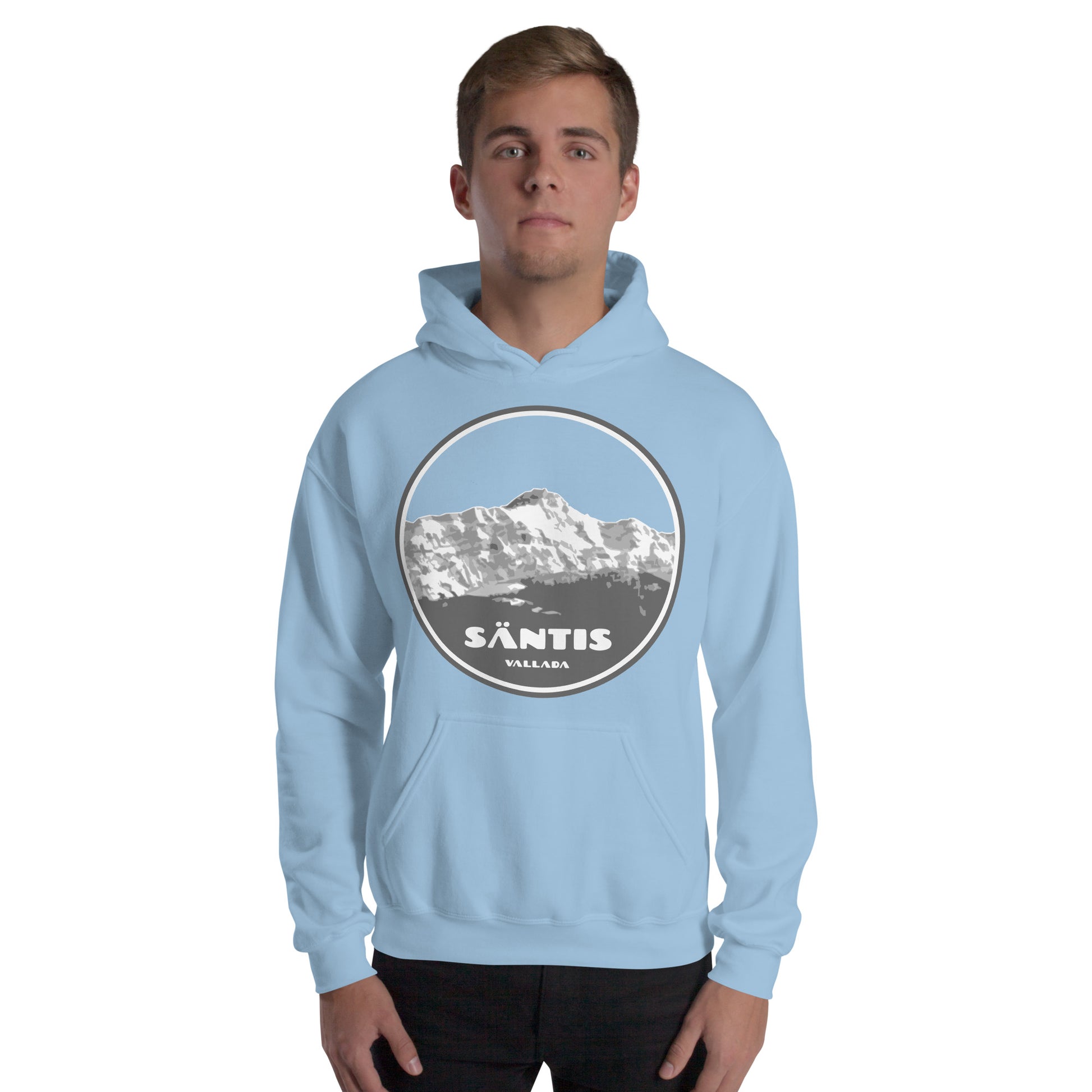 Seinen neuen hellblauen Kapuzenpulli mit Säntis-Motiv trägt Martin voller stolz. Den Hoodie  hat er von seiner Freundin Anna zum Geburtstag geschenkt bekommen. Anna kennt sich aus mit Geschenken für Männer.