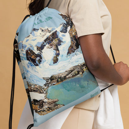 Turnbeutel, der lässig über der Schulter getragen wird.