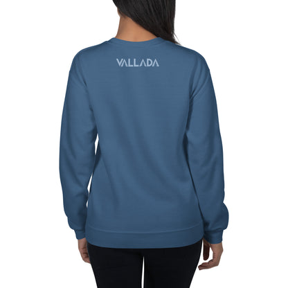 Diese Wanderfreundin trägt ein indigofarbenes Sweatshirt aus der Säntis-Collection von Vallada. Sie steht mit dem Rücken zur Kamera, so dass wir das Vallada-Logo sehen.